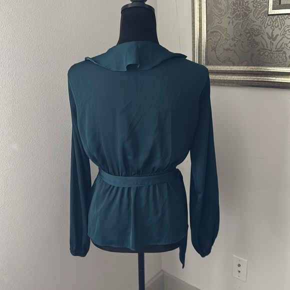 Max Studio forest green ruffle front v cleavage long balloon sleeves satin top S - Picture 3 of 6